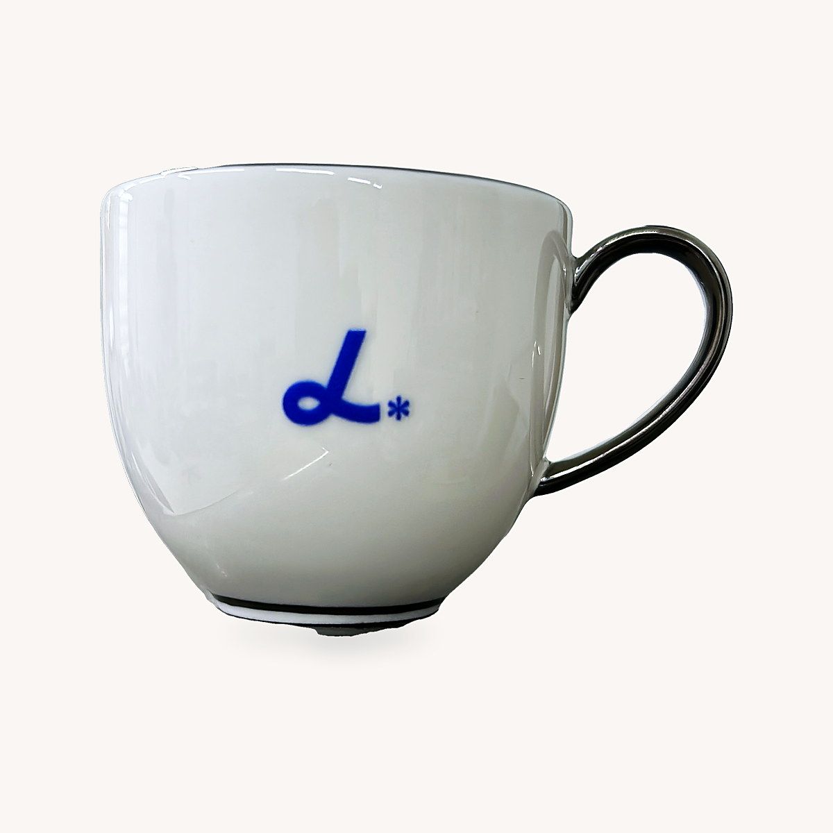 Xícara de porcelana branca com logo azul aplicado em adesivo DTF UV